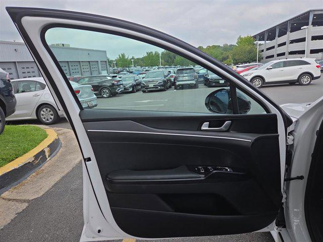Photo of 2021 Glacial White Pearl Kia K5