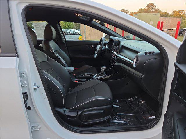 Photo of 2022 Snow White Pearl Kia Forte