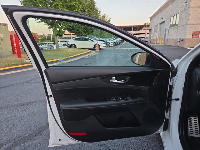 Photo of 2022 Snow White Pearl Kia Forte