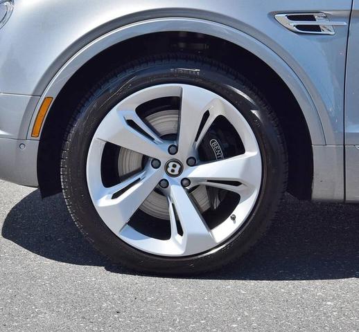 Photo of 2019 Hallmark Metallic Bentley Bentayga