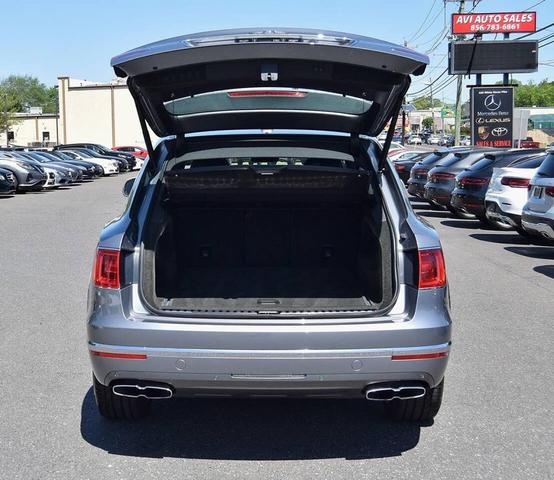 Photo of 2019 Hallmark Metallic Bentley Bentayga
