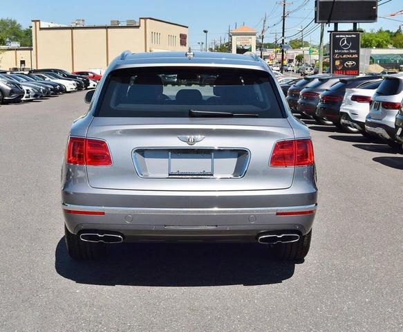 Photo of 2019 Hallmark Metallic Bentley Bentayga