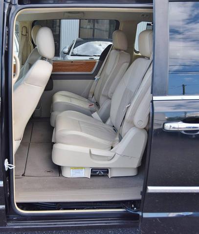 Photo of 2008 Brilliant Black Crystal Pearlcoat Chrysler Town & Country