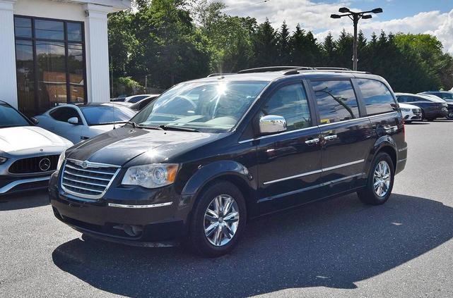Photo of 2008 Brilliant Black Crystal Pearlcoat Chrysler Town & Country