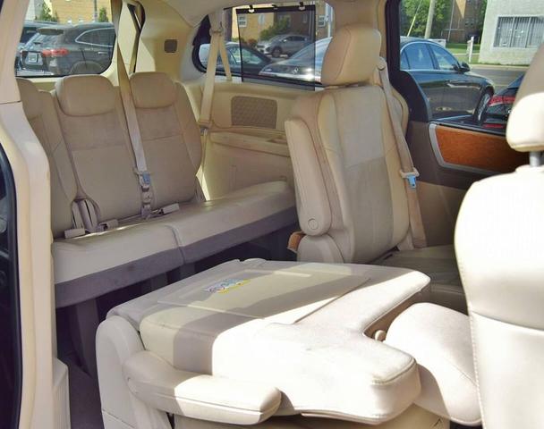 Photo of 2008 Brilliant Black Crystal Pearlcoat Chrysler Town & Country