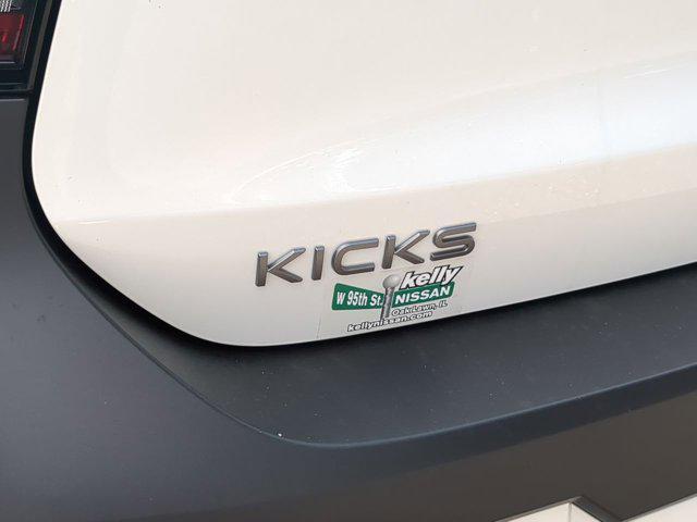 Photo of 2025 Aspen White Tricoat Nissan Kicks