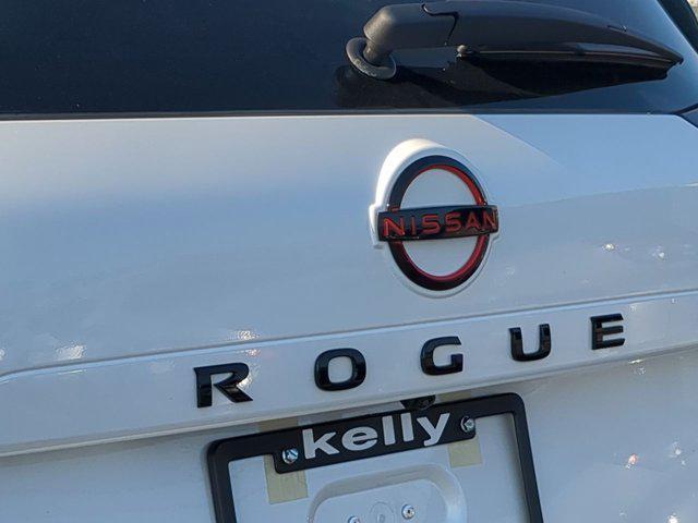 Photo of 2026 Everest White Pearl Tricoat Nissan Rogue