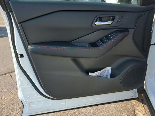 Photo of 2026 Everest White Pearl Tricoat Nissan Rogue