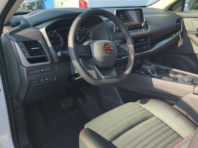 Photo of 2026 Everest White Pearl Tricoat Nissan Rogue