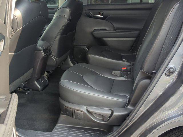 Photo of 2022 Magnetic Gray Metallic Toyota Highlander