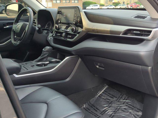 Photo of 2022 Magnetic Gray Metallic Toyota Highlander