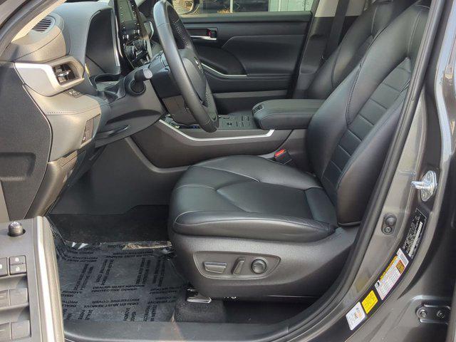 Photo of 2022 Magnetic Gray Metallic Toyota Highlander