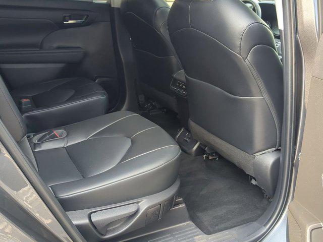 Photo of 2022 Magnetic Gray Metallic Toyota Highlander