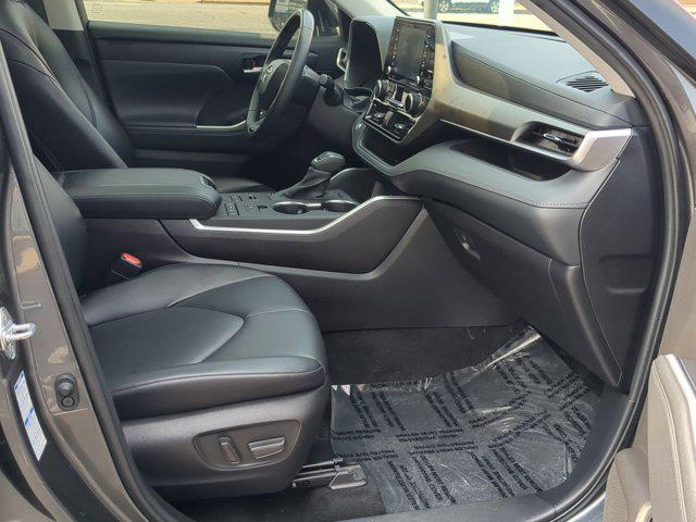 Photo of 2022 Magnetic Gray Metallic Toyota Highlander