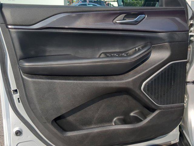 Photo of 2021 Silver Zynith Jeep Grand Cherokee L