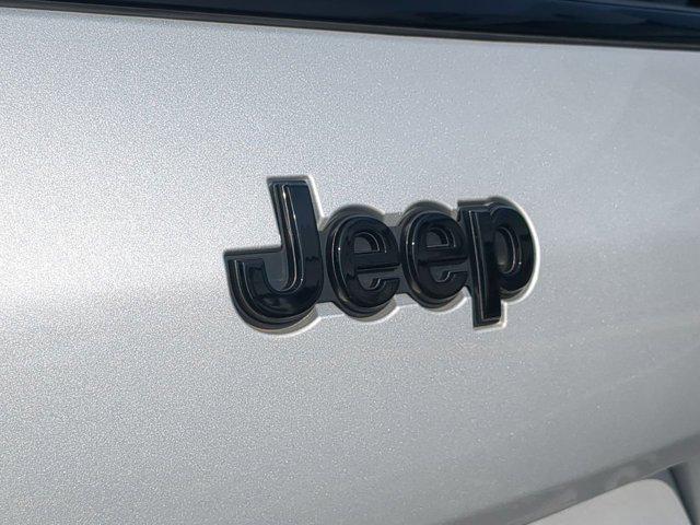 Photo of 2021 Silver Zynith Jeep Grand Cherokee L