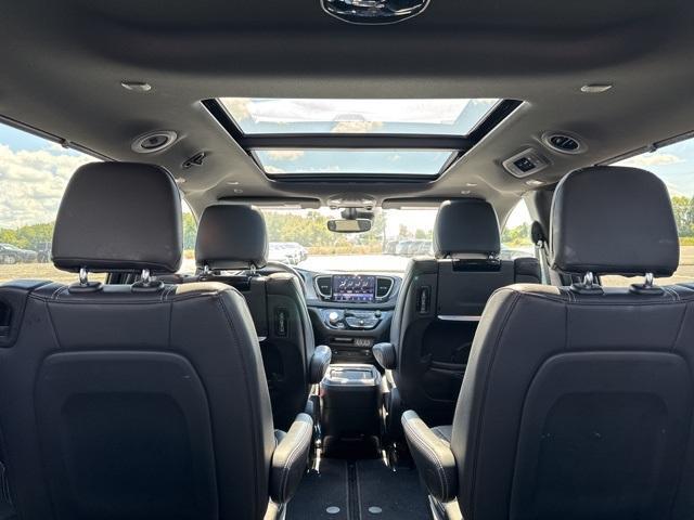 Photo of 2021 Brilliant Black Crystal Pearlcoat Chrysler Pacifica