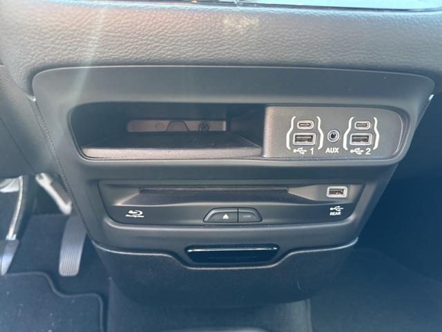 Photo of 2021 Brilliant Black Crystal Pearlcoat Chrysler Pacifica
