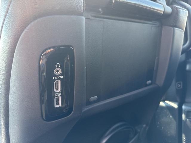 Photo of 2021 Brilliant Black Crystal Pearlcoat Chrysler Pacifica