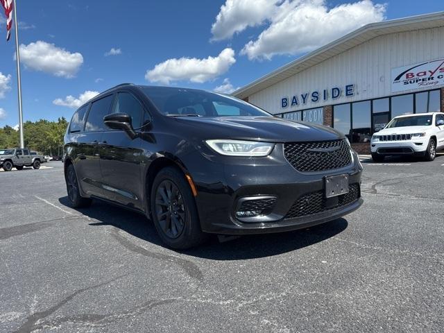 Photo of 2021 Brilliant Black Crystal Pearlcoat Chrysler Pacifica