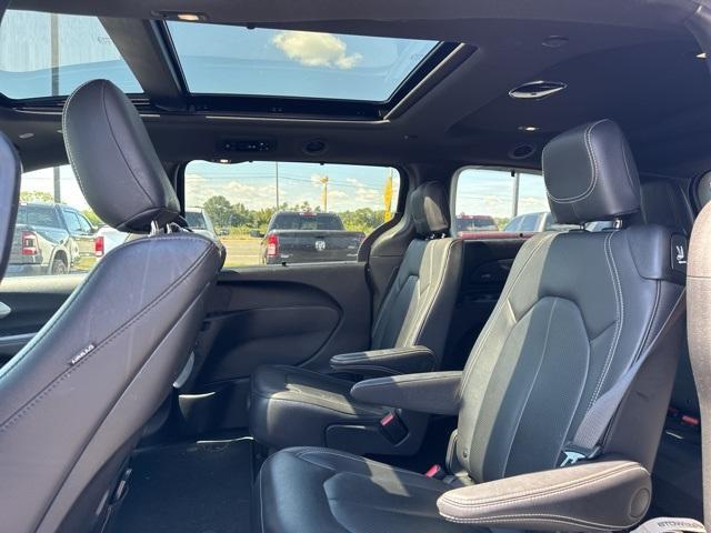 Photo of 2021 Brilliant Black Crystal Pearlcoat Chrysler Pacifica