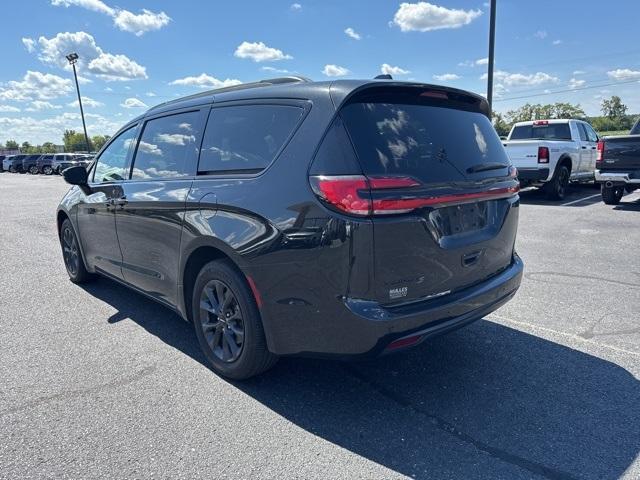 Photo of 2021 Brilliant Black Crystal Pearlcoat Chrysler Pacifica