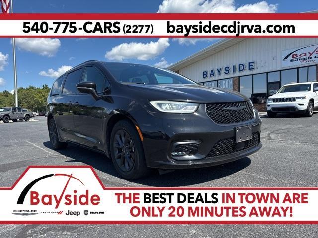 Photo of 2021 Brilliant Black Crystal Pearlcoat Chrysler Pacifica