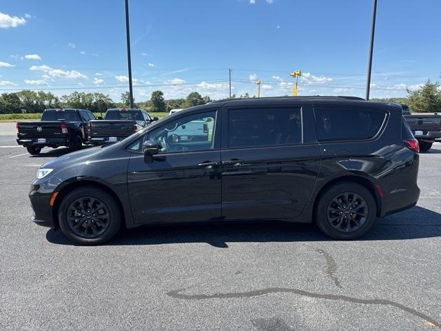Photo of 2021 Brilliant Black Crystal Pearlcoat Chrysler Pacifica