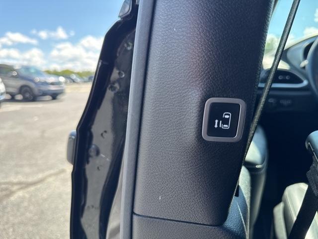 Photo of 2021 Brilliant Black Crystal Pearlcoat Chrysler Pacifica