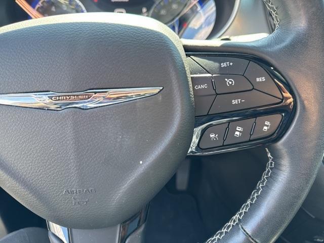 Photo of 2021 Brilliant Black Crystal Pearlcoat Chrysler Pacifica