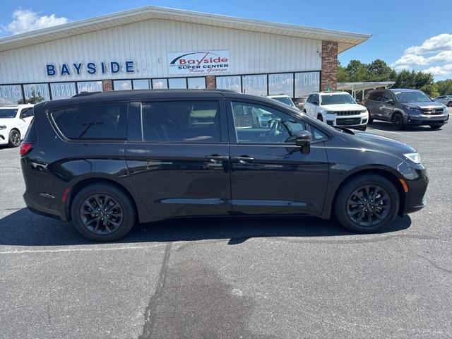 Photo of 2021 Brilliant Black Crystal Pearlcoat Chrysler Pacifica