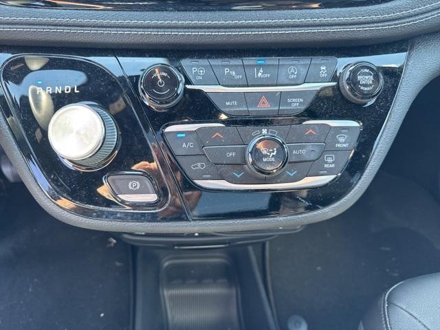 Photo of 2021 Brilliant Black Crystal Pearlcoat Chrysler Pacifica