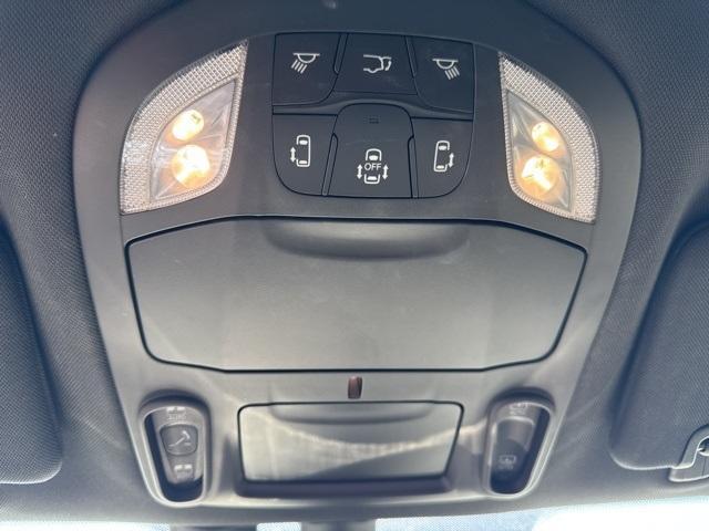 Photo of 2021 Brilliant Black Crystal Pearlcoat Chrysler Pacifica