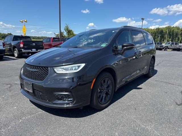 Photo of 2021 Brilliant Black Crystal Pearlcoat Chrysler Pacifica