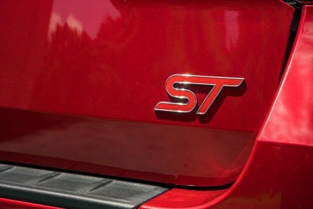 Photo of 2024 Rapid Red Metallic Tinted Clearcoat Ford Explorer