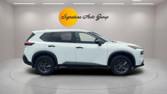 Photo of 2021 Glacier White Nissan Rogue