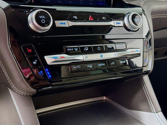 Photo of 2022 Star White Ford Explorer
