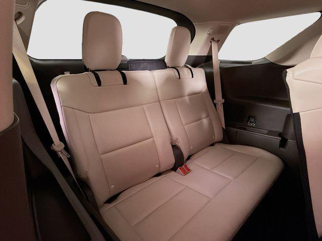 Photo of 2022 Star White Ford Explorer