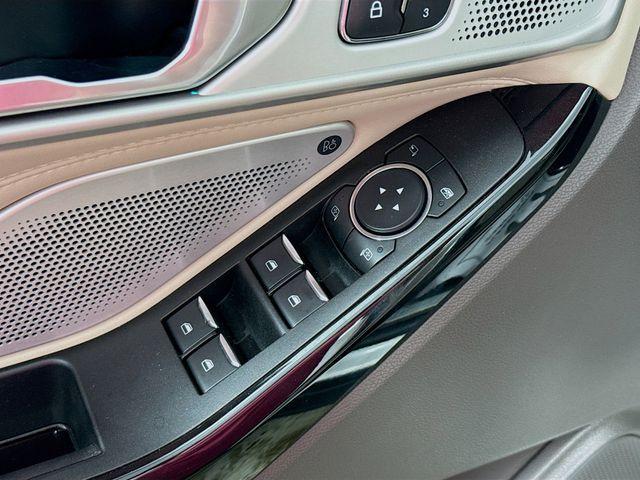 Photo of 2022 Star White Ford Explorer