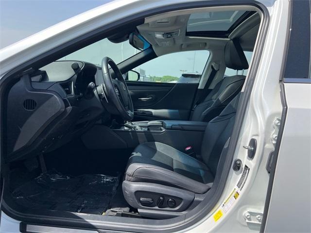 Photo of 2022 White Lexus ES 350
