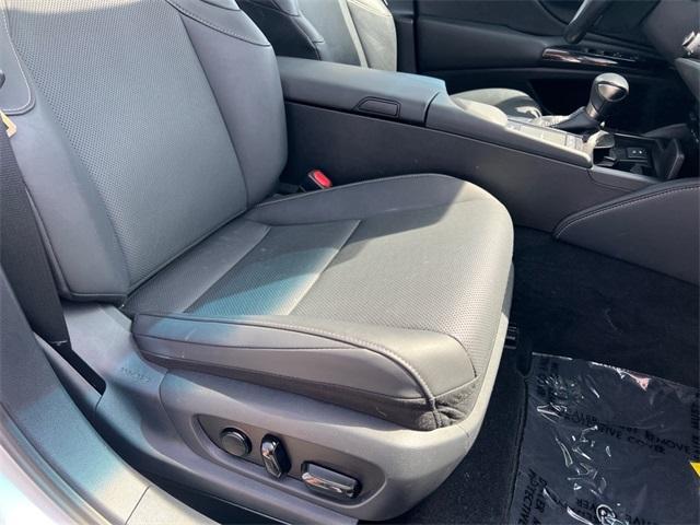 Photo of 2022 White Lexus ES 350