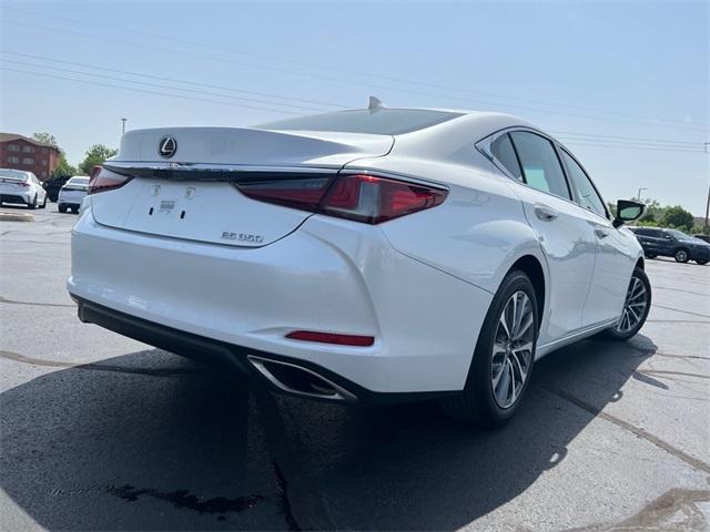 Photo of 2022 White Lexus ES 350