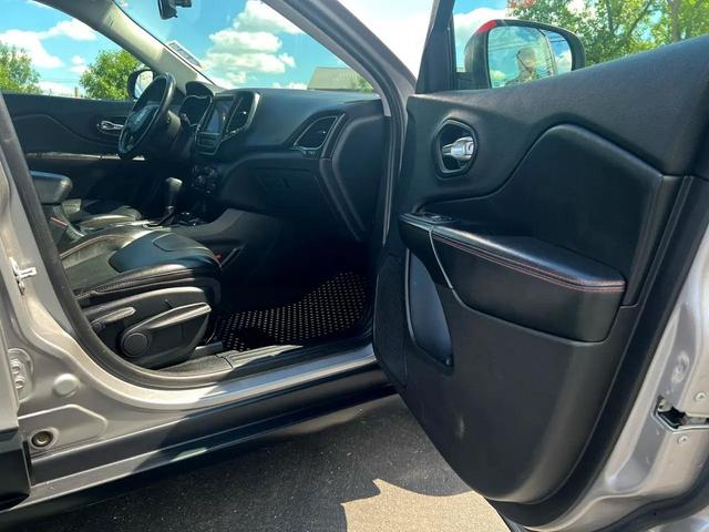 Photo of 2020 Gray Jeep Cherokee