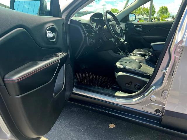 Photo of 2020 Gray Jeep Cherokee