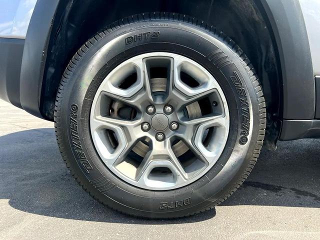 Photo of 2020 Gray Jeep Cherokee
