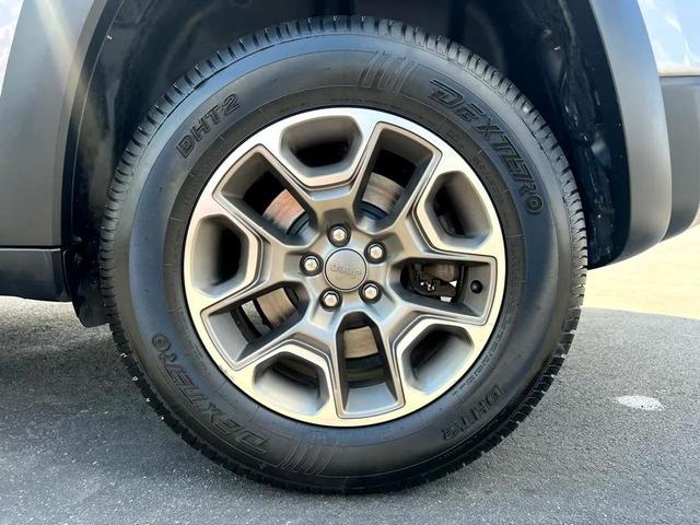 Photo of 2020 Gray Jeep Cherokee