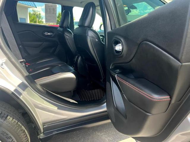 Photo of 2020 Gray Jeep Cherokee