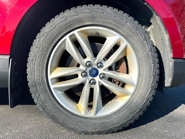Photo of 2017 Maroon Ford Edge