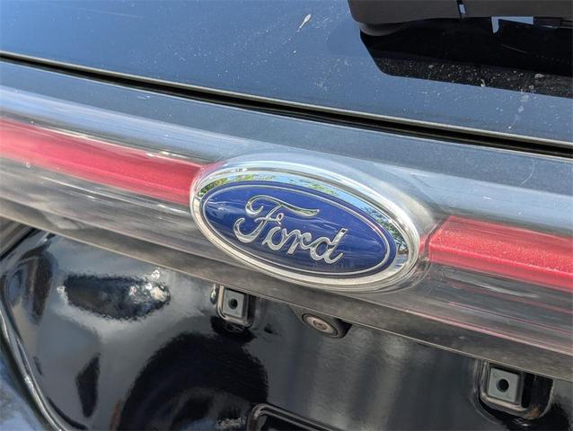 Photo of 2017 White Platinum Metallic Tri-Coat Ford Edge