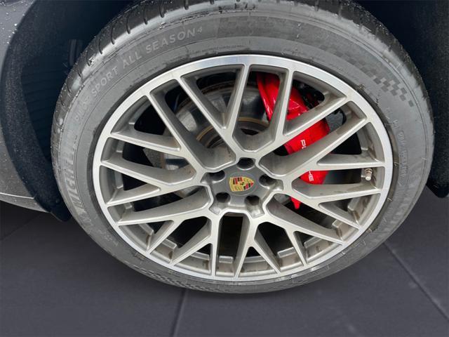 Photo of 2021 Jet Black Metallic Porsche Macan
